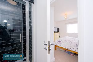 En-suite- click for photo gallery
